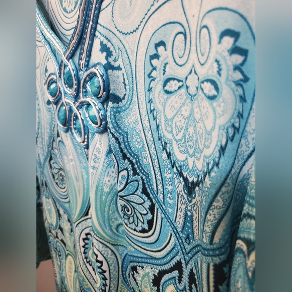 Blue and white JM Collection tunic top, jewel details, gorgeous colors, size XL - Picture 2 of 4